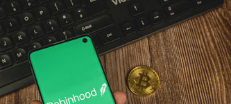 Kryptohandel-Umsätze von Robinhood brechen um 20% ein nach Delisting von Polygon, Solana und Cardano