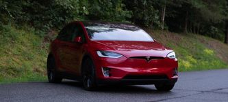 Tesla-Aktienprognose 2026: Kann sich die Bewertung bei rückläufigen Umsätzen halten?