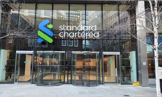 Standard Chartered führt den Handel mit BTC und ETH für institutionelle Kunden ein