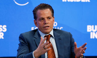 SkyBridge kauft Bitcoin-Dip, während Goldman sein Engagement in Spot-ETFs reduziert