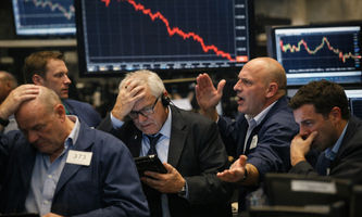 Der Einbruch des Goldpreises beschleunigt sich, während die Abflüsse aus dem SPDR GLD ETF sprunghaft ansteigen: Wie geht es weiter?