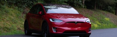 Tesla-Aktienprognose 2026: Kann sich die Bewertung bei rückläufigen Umsätzen halten?
