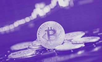 Bitcoin Kurs mit Candle Chart im Hintergund der nach oben zeigt