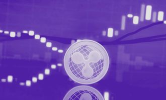 Der Preis von XRP Coin von Ripple genannt wird, ist gestiegen. Dabei erfährt Ripple (XRP) eine große Wertsteigerung. Dies wird auch als Pump bezeichnet. Das Bild zeigt eine XRP Münze vor einem steigenden Kurs Graph.