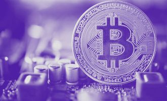 Bitcoin (BTC) wird immer beim Proof of Work Algorithmus bleiben. Auf dem Bild ein Bitcoin auf einer Platine.