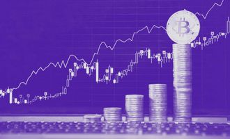 Bitcoin steigt stark im Preis und kann Kursgewinne verzeichnen. Das Bild zeigt eine Preiskurve sowie gestapelte Bitcoins.