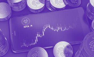 IOTA Kurs: IOTA ist der internet of things coin und hat keine Transaktionsgebühren. Davon profitieren vorallem micropayments. Auf dem Bild sind Iota Münzen mit einem Handy und Kursverlauf.