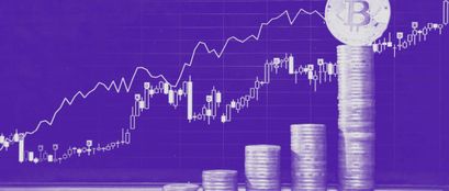 Bitcoin steigt stark im Preis und kann Kursgewinne verzeichnen. Das Bild zeigt eine Preiskurve sowie gestapelte Bitcoins.