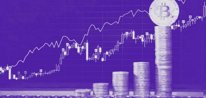 Bitcoin steigt stark im Preis und kann Kursgewinne verzeichnen. Das Bild zeigt eine Preiskurve sowie gestapelte Bitcoins.