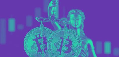 Justizia mit Waage und zwei Bitcoin Münzen darauf