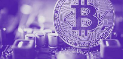 Bitcoin (BTC) wird immer beim Proof of Work Algorithmus bleiben. Auf dem Bild ein Bitcoin auf einer Platine.