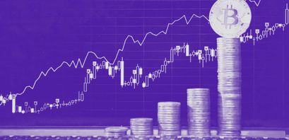 Bitcoin steigt stark im Preis und kann Kursgewinne verzeichnen. Das Bild zeigt eine Preiskurve sowie gestapelte Bitcoins.