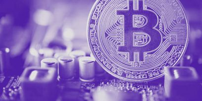Bitcoin (BTC) wird immer beim Proof of Work Algorithmus bleiben. Auf dem Bild ein Bitcoin auf einer Platine.