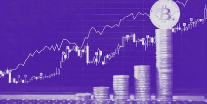 Bitcoin steigt stark im Preis und kann Kursgewinne verzeichnen. Das Bild zeigt eine Preiskurve sowie gestapelte Bitcoins.