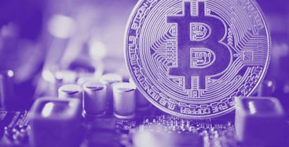 Bitcoin (BTC) wird immer beim Proof of Work Algorithmus bleiben. Auf dem Bild ein Bitcoin auf einer Platine.
