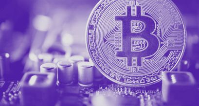 Bitcoin (BTC) wird immer beim Proof of Work Algorithmus bleiben. Auf dem Bild ein Bitcoin auf einer Platine.