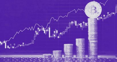 Bitcoin steigt stark im Preis und kann Kursgewinne verzeichnen. Das Bild zeigt eine Preiskurve sowie gestapelte Bitcoins.