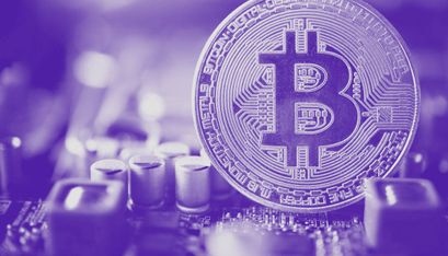 Bitcoin (BTC) wird immer beim Proof of Work Algorithmus bleiben. Auf dem Bild ein Bitcoin auf einer Platine.