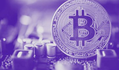 Bitcoin (BTC) wird immer beim Proof of Work Algorithmus bleiben. Auf dem Bild ein Bitcoin auf einer Platine.