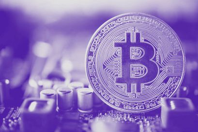 Bitcoin (BTC) wird immer beim Proof of Work Algorithmus bleiben. Auf dem Bild ein Bitcoin auf einer Platine.
