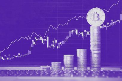 Bitcoin steigt stark im Preis und kann Kursgewinne verzeichnen. Das Bild zeigt eine Preiskurve sowie gestapelte Bitcoins.