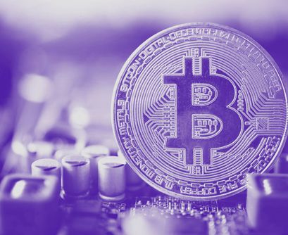 Bitcoin (BTC) wird immer beim Proof of Work Algorithmus bleiben. Auf dem Bild ein Bitcoin auf einer Platine.