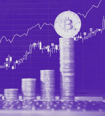 Bitcoin steigt stark im Preis und kann Kursgewinne verzeichnen. Das Bild zeigt eine Preiskurve sowie gestapelte Bitcoins.