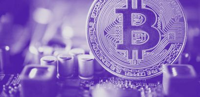 Bitcoin (BTC) wird immer beim Proof of Work Algorithmus bleiben. Auf dem Bild ein Bitcoin auf einer Platine.