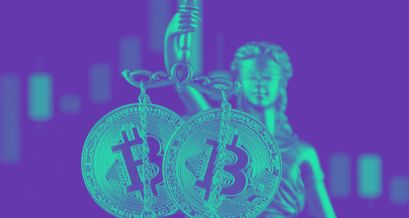 Justizia mit Waage und zwei Bitcoin Münzen darauf
