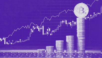 Bitcoin steigt stark im Preis und kann Kursgewinne verzeichnen. Das Bild zeigt eine Preiskurve sowie gestapelte Bitcoins.