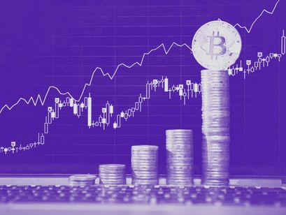 Bitcoin steigt stark im Preis und kann Kursgewinne verzeichnen. Das Bild zeigt eine Preiskurve sowie gestapelte Bitcoins.