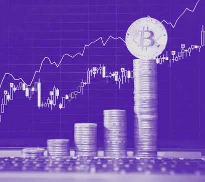 Bitcoin steigt stark im Preis und kann Kursgewinne verzeichnen. Das Bild zeigt eine Preiskurve sowie gestapelte Bitcoins.