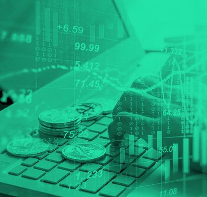 Person tradet am Computer mit Bitcoin Münzen und vielen Charts