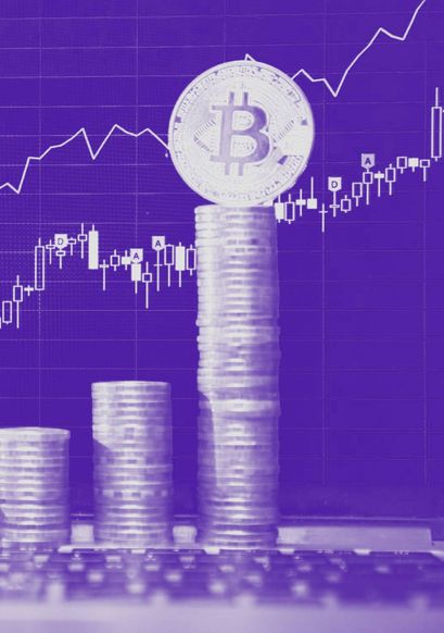 Bitcoin steigt stark im Preis und kann Kursgewinne verzeichnen. Das Bild zeigt eine Preiskurve sowie gestapelte Bitcoins.